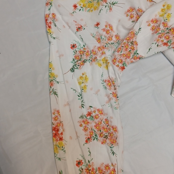 NEW ST JOHN'S BAY Floral Women's Top - White with Yellow and Red Accents - Picture 3 of 13